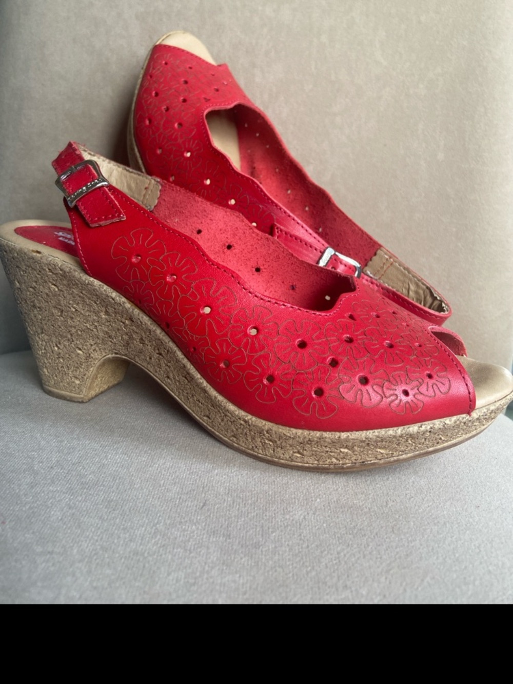 VINTAGE SPRING STEP RED FLORAL PATTERN CORK WEDGE SLING BACK SANDALS